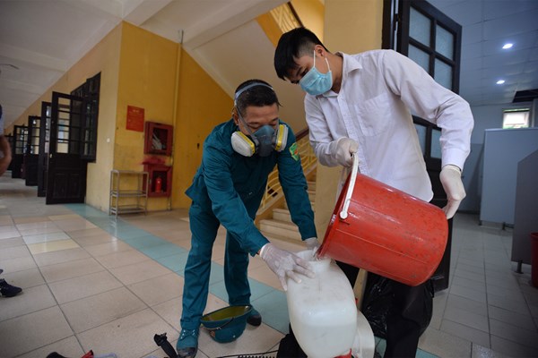 Hà Nội: Nhiều trường phun khử khuẩn chuẩn bị sẵn sàng cho kỳ thi THPT 2020 - Anh 1