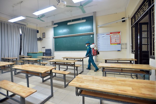 Hà Nội: Nhiều trường phun khử khuẩn chuẩn bị sẵn sàng cho kỳ thi THPT 2020 - Anh 11