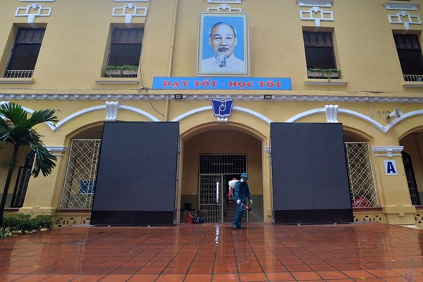 Hà Nội: Nhiều trường phun khử khuẩn chuẩn bị sẵn sàng cho kỳ thi THPT 2020 - Anh 12