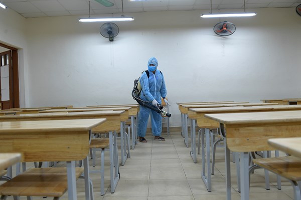 Hà Nội: Nhiều trường phun khử khuẩn chuẩn bị sẵn sàng cho kỳ thi THPT 2020 - Anh 3