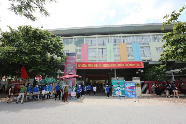 Kiểm tra điểm thi THPT 2020, Bộ trưởng Bộ GD&ĐT được đo nhiệt độ, khử trùng tay - Anh 1