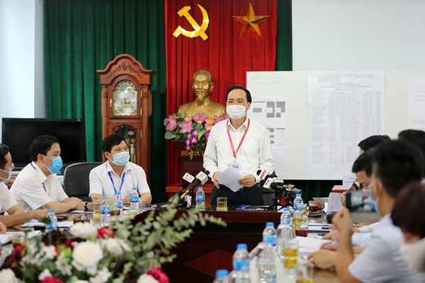 Kiểm tra điểm thi THPT 2020, Bộ trưởng Bộ GD&ĐT được đo nhiệt độ, khử trùng tay - Anh 10