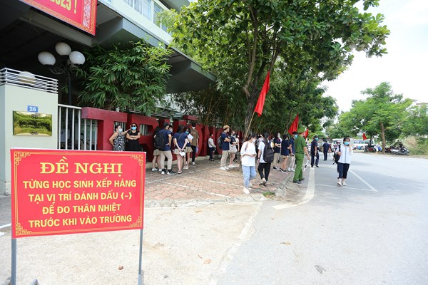 Kiểm tra điểm thi THPT 2020, Bộ trưởng Bộ GD&ĐT được đo nhiệt độ, khử trùng tay - Anh 2
