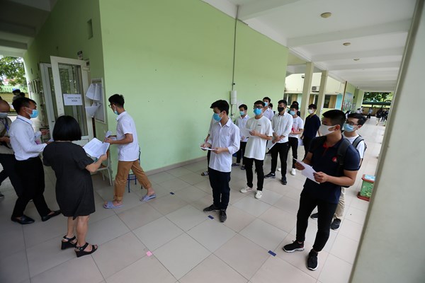 Kiểm tra điểm thi THPT 2020, Bộ trưởng Bộ GD&ĐT được đo nhiệt độ, khử trùng tay - Anh 4