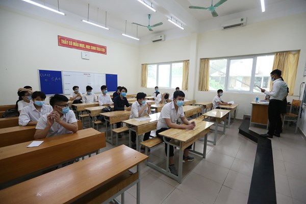Kiểm tra điểm thi THPT 2020, Bộ trưởng Bộ GD&ĐT được đo nhiệt độ, khử trùng tay - Anh 5