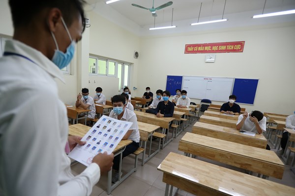 Kiểm tra điểm thi THPT 2020, Bộ trưởng Bộ GD&ĐT được đo nhiệt độ, khử trùng tay - Anh 6