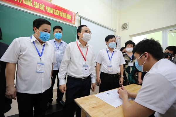 Kiểm tra điểm thi THPT 2020, Bộ trưởng Bộ GD&ĐT được đo nhiệt độ, khử trùng tay - Anh 8