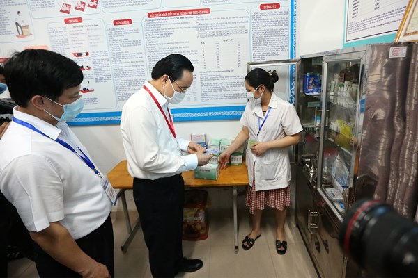 Kiểm tra điểm thi THPT 2020, Bộ trưởng Bộ GD&ĐT được đo nhiệt độ, khử trùng tay - Anh 9