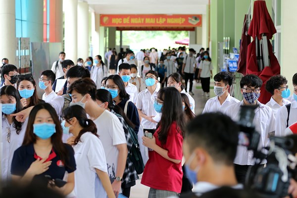 Đi kiểm tra điểm thi THPT 2020, Bộ trưởng Bộ GD-ĐT được đo nhiệt độ, khử trùng tay - Anh 12