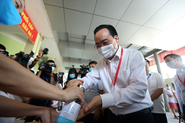 Đi kiểm tra điểm thi THPT 2020, Bộ trưởng Bộ GD-ĐT được đo nhiệt độ, khử trùng tay - Anh 7