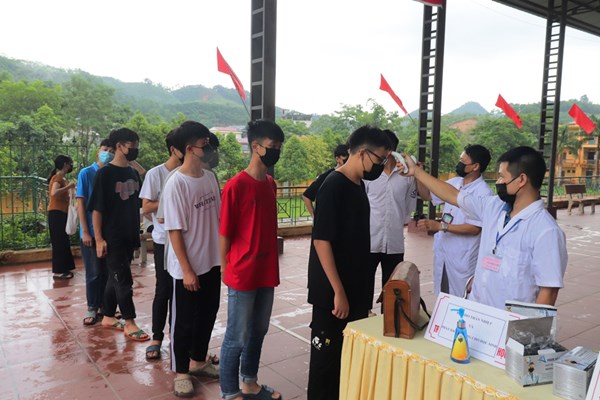 Yên Bái: Đưa thí sinh đến nội trú tại điểm thi để phòng tránh bão lũ - Anh 1