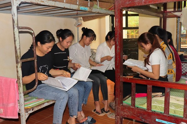 Yên Bái: Đưa thí sinh đến nội trú tại điểm thi để phòng tránh bão lũ - Anh 3