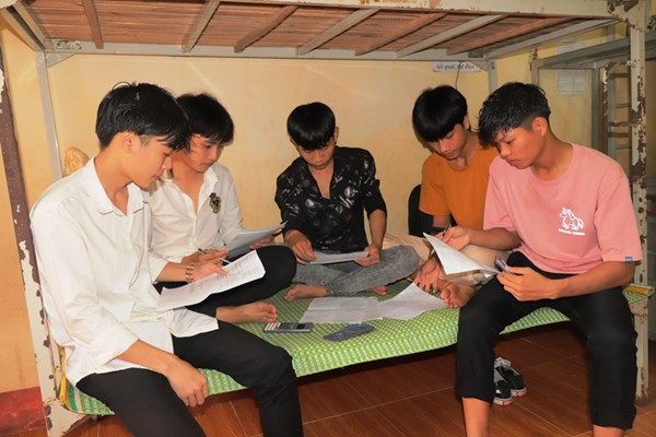 Yên Bái: Đưa thí sinh đến nội trú tại điểm thi để phòng tránh bão lũ - Anh 4