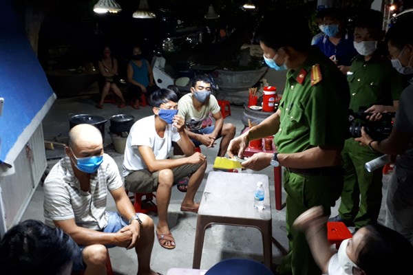 TT - Huế: Phát hiện 3 tài xế đến từ vùng dịch khai báo gian dối - Anh 1