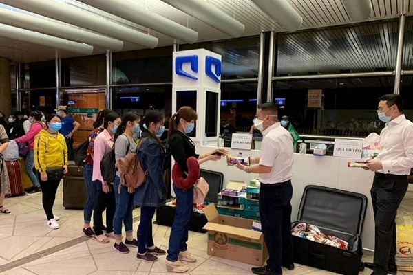 196 công dân Việt Nam tại vương quốc A rập Xê-út về nước an toàn - Anh 1