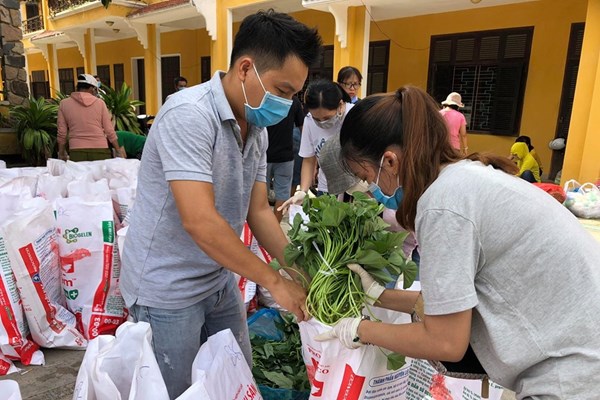 Đi từng ngõ, tiếp tế từng nhà... - Anh 1