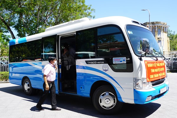 Đoàn y tế của Huế lên đường vào chi viện Đà Nẵng: “Địa phương ở nhà sẵn sàng hỗ trợ gia đình các đồng chí” - Anh 7