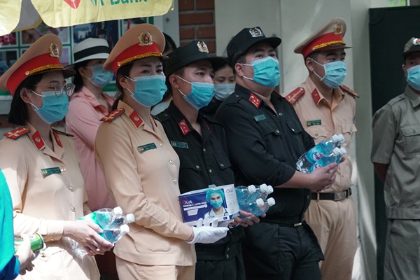 Những người hùng thầm lặng đảm bảo an toàn cho kỳ thi tốt nghiệp THPT 2020 - Anh 2