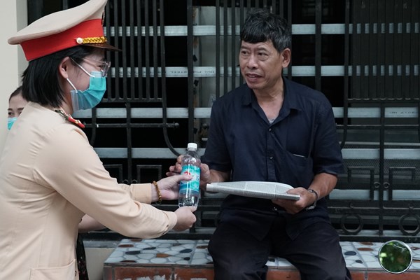 Những người hùng thầm lặng đảm bảo an toàn cho kỳ thi tốt nghiệp THPT 2020 - Anh 4