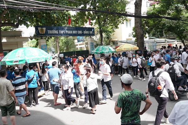 Những người hùng thầm lặng đảm bảo an toàn cho kỳ thi tốt nghiệp THPT 2020 - Anh 5