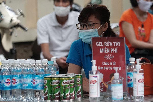 Những người hùng thầm lặng đảm bảo an toàn cho kỳ thi tốt nghiệp THPT 2020 - Anh 8