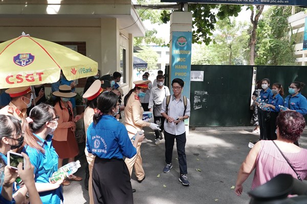 Những người hùng thầm lặng đảm bảo an toàn cho kỳ thi tốt nghiệp THPT 2020 - Anh 7