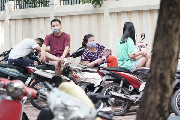 Những người hùng thầm lặng đảm bảo an toàn cho kỳ thi tốt nghiệp THPT 2020 - Anh 9