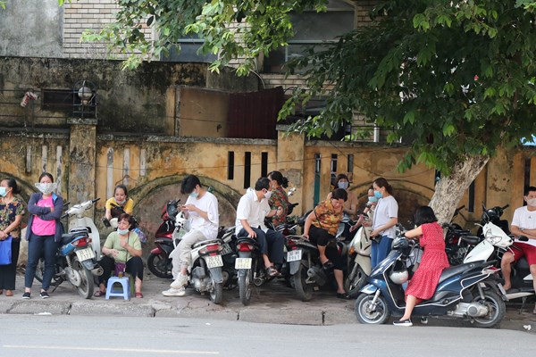 Phụ huynh, thí sinh vỡ òa cảm xúc sau môn thi cuối cùng - Anh 1
