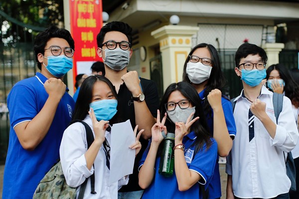 Phụ huynh, thí sinh vỡ òa cảm xúc sau môn thi cuối cùng - Anh 11
