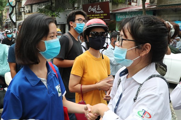 Phụ huynh, thí sinh vỡ òa cảm xúc sau môn thi cuối cùng - Anh 4