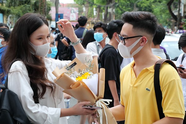 Phụ huynh, thí sinh vỡ òa cảm xúc sau môn thi cuối cùng - Anh 9