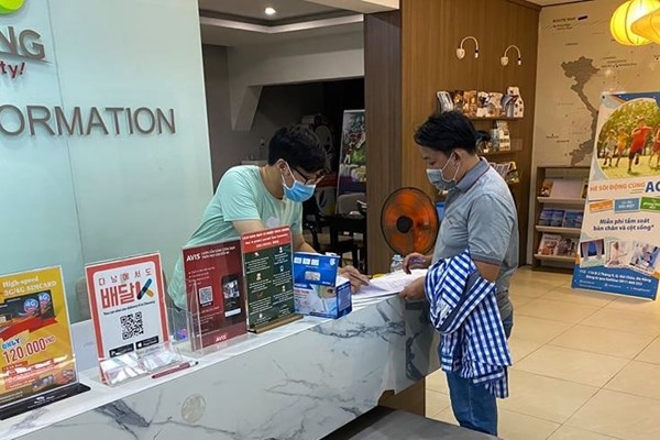 1.453 du khách được tặng quà, thư cảm ơn khi rời Đà Nẵng - Anh 1