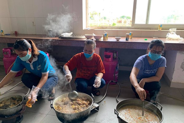 “Chuẩn cơm mẹ nấu” cho người dân ở khu cách ly - Anh 1