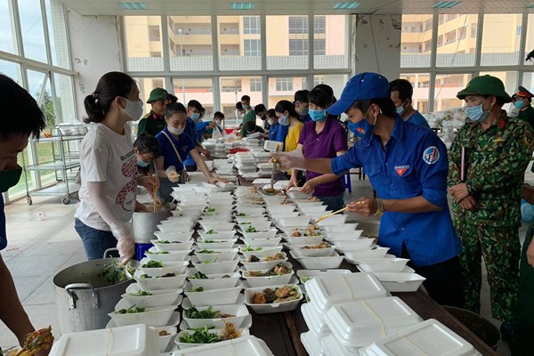 “Chuẩn cơm mẹ nấu” cho người dân ở khu cách ly - Anh 2