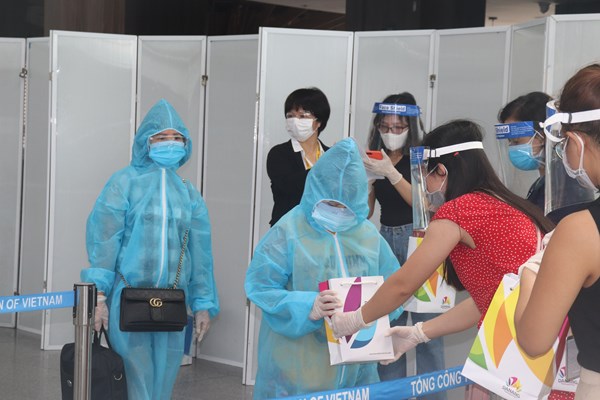 Đà Nẵng: 207 du khách về Hà Nội trên chuyến bay đầu tiên - Anh 3