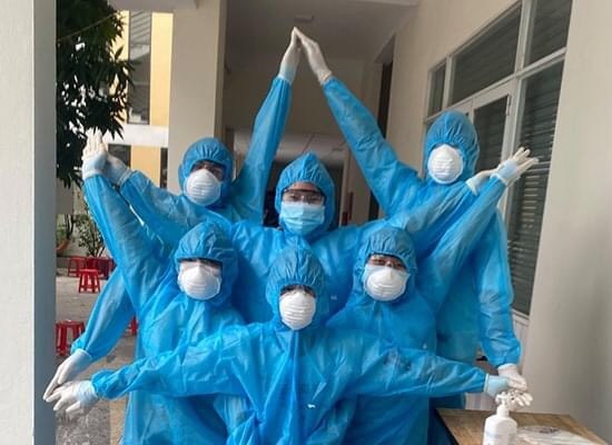 Những nữ sinh viên y khoa truy vết bệnh nhân Covid-19 - Anh 1