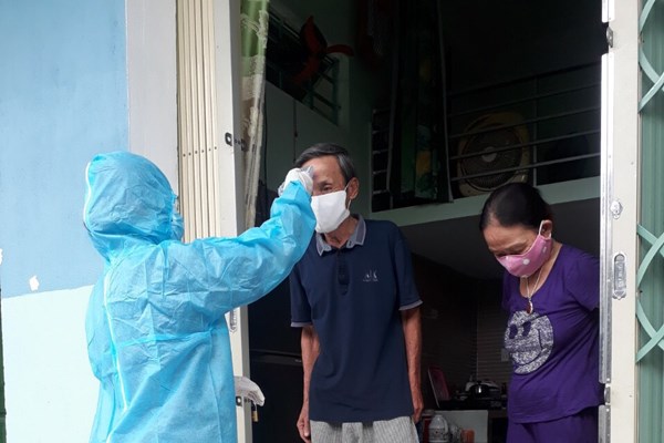 Những nữ sinh viên y khoa truy vết bệnh nhân Covid-19 - Anh 2