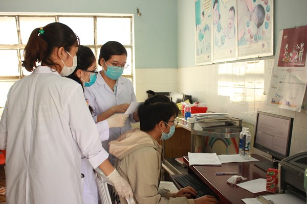 Những nữ sinh viên y khoa truy vết bệnh nhân Covid-19 - Anh 3