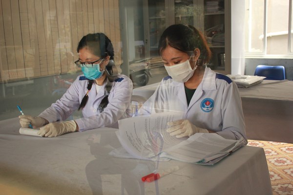Những nữ sinh viên y khoa truy vết bệnh nhân Covid-19 - Anh 4