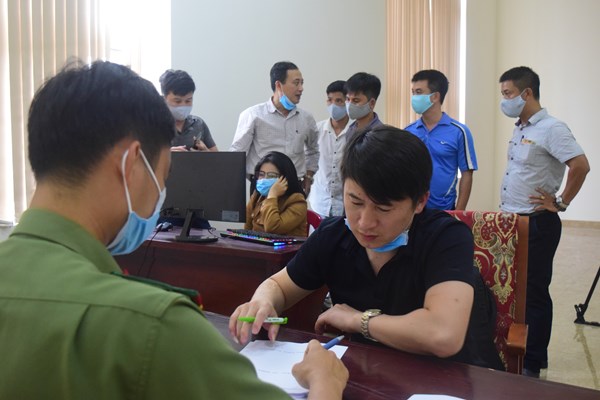 TT-Huế: Xử phạt hành chính nhóm người Trung Quốc tổ chức đánh bạc qua mạng - Anh 1