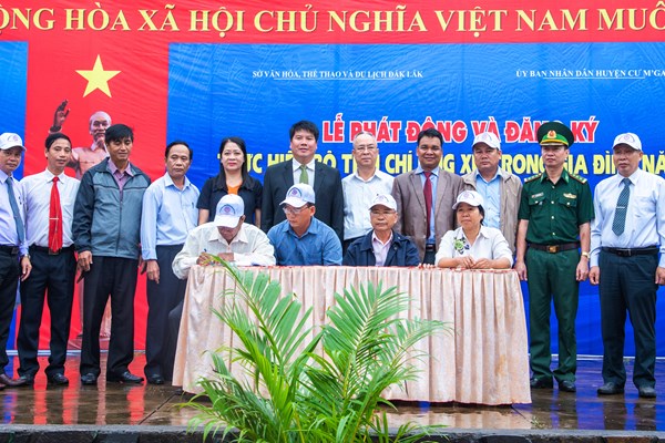 Nhiều hộ gia đình dân tộc thiểu số thực hiện Bộ tiêu chí ứng xử - Anh 2