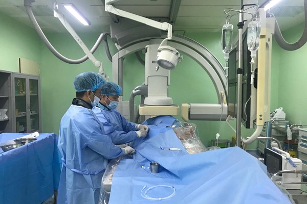 Can thiệp tim mạch cứu sống bệnh nhân ho ra máu “sét đánh” - Anh 1