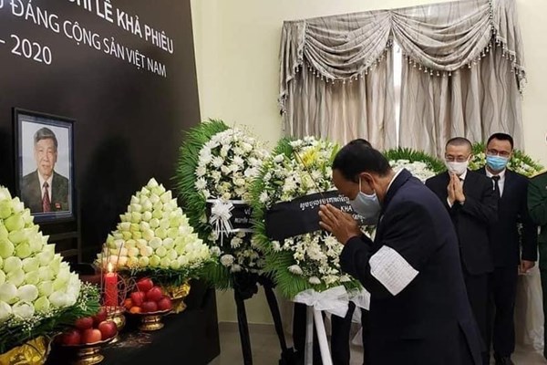 Đại sứ quán Việt Nam tại Campuchia tổ chức lễ viếng nguyên Tổng Bí thư Lê Khả Phiêu - Anh 3