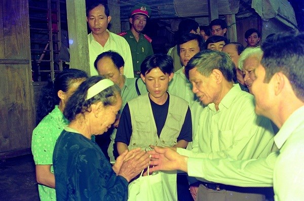 Nhớ lần nguyên Tổng Bí thư Lê Khả Phiêu về thăm bà con bị lũ lụt ở Quảng Trị - Anh 1