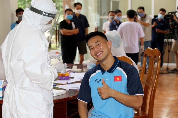 Thầy trò HLV Park Hang-seo kiểm tra y tế trong ngày đầu hội quân - Anh 2