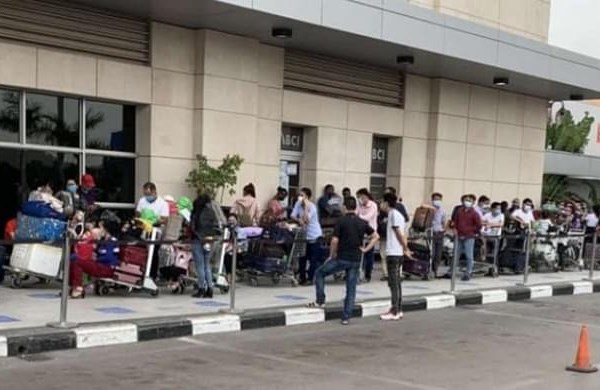 Hơn 340 công dân Việt Nam từ Angola về nước an toàn - Anh 1