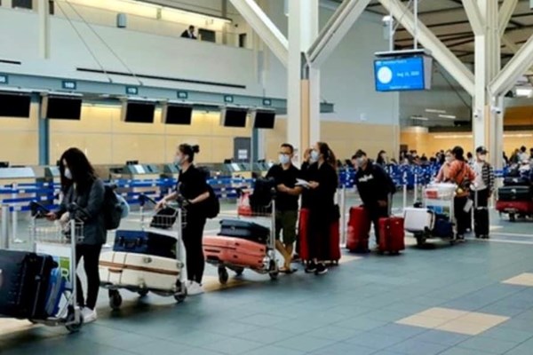 Thêm 340 công dân Việt Nam từ Canada về nước an toàn - Anh 1