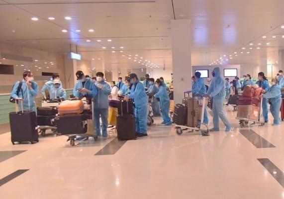 242 công dân Việt Nam có hoàn cảnh đặc biệt khó khăn từ Philippines về nước an toàn - Anh 1