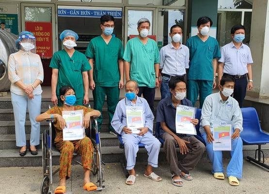 Kỷ lục, 59 bệnh nhân Covid-19 được công bố khỏi bệnh trong ngày - Anh 1