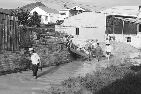 Suối bị chặn dòng, gây ngập và ô nhiễm kéo dài - Anh 1
